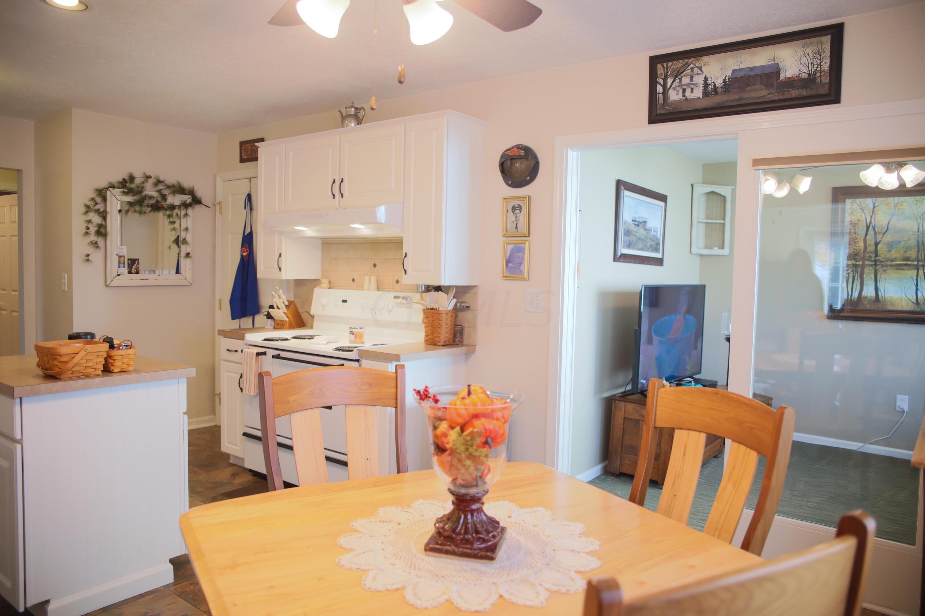 768 South Hampton Road Newark, OH 43055 - Photo 10 of 40 Eat-in area within Kitchen