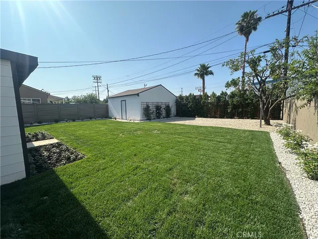 a view of a back yard