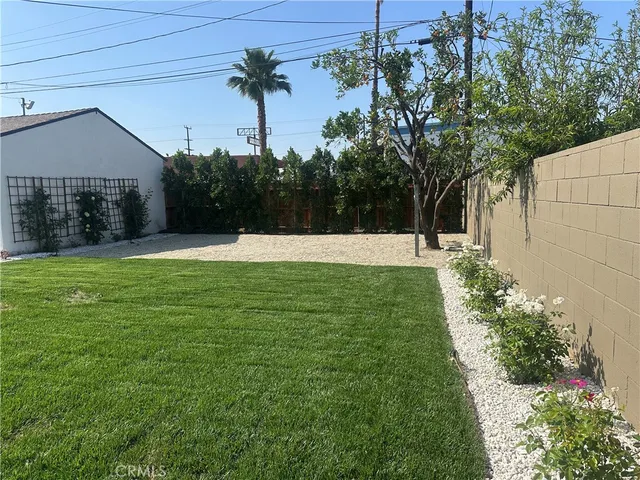 a view of a backyard