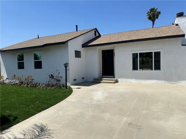 a front view of house with yard