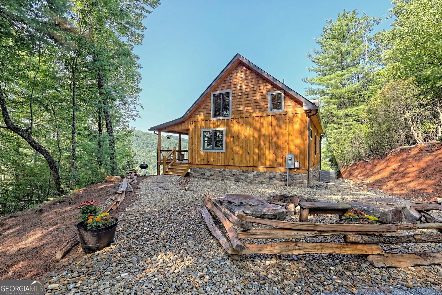 a view of a house with backyard