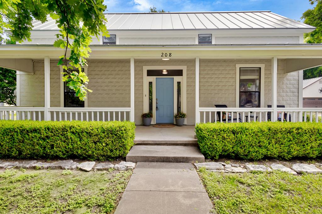 208 West Peach Street Fredericksburg, TX 78624 - Photo 1 of 3 Main View