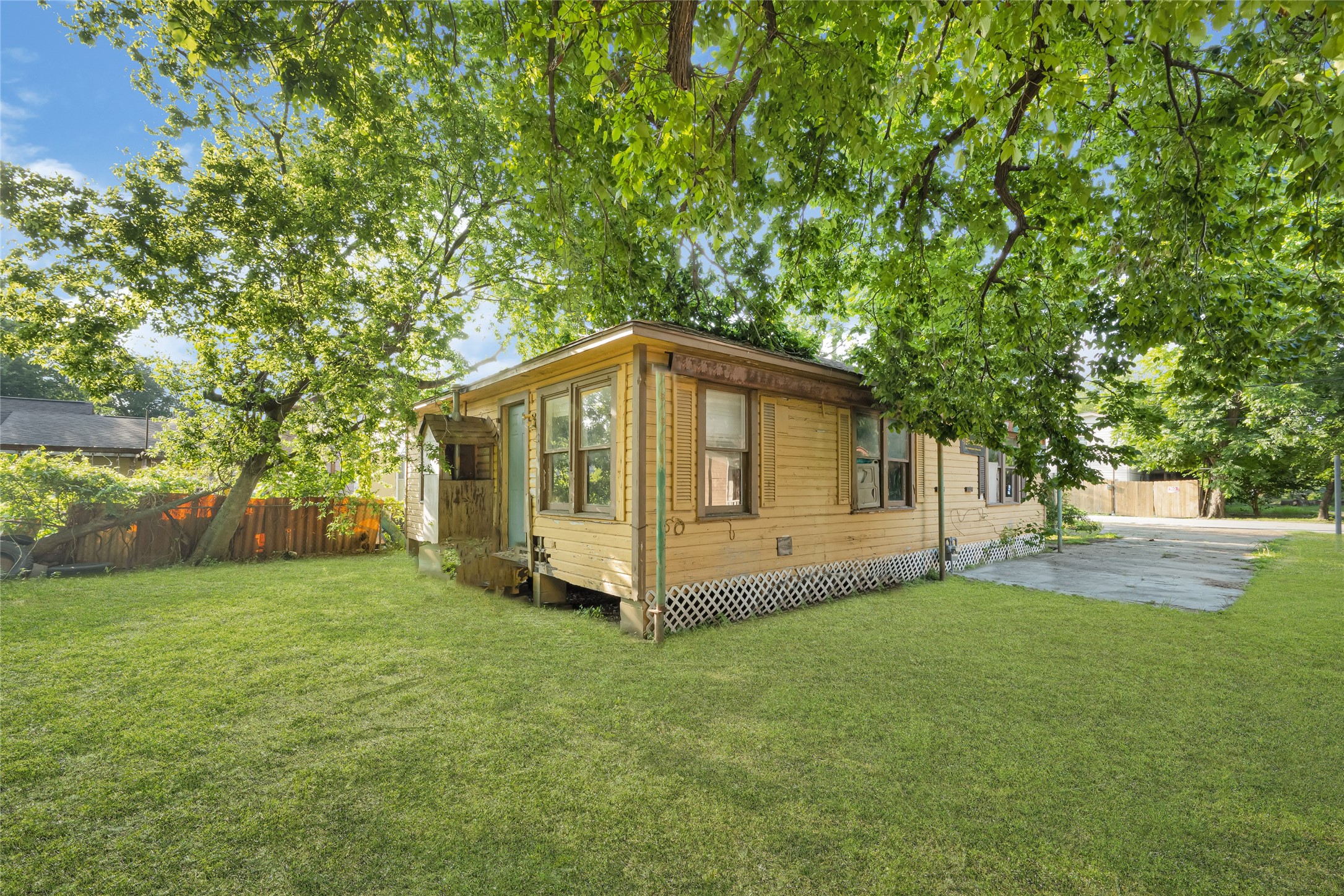 7305 Tremper Street Houston, TX 77020 - Photo 26 of 28 a view of a house with a yard