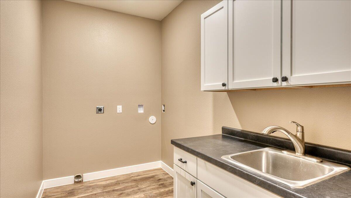 W7674 Castle Mound Road Holmen, WI 54636 - Photo 13 of 35 Main Flr Laundry!