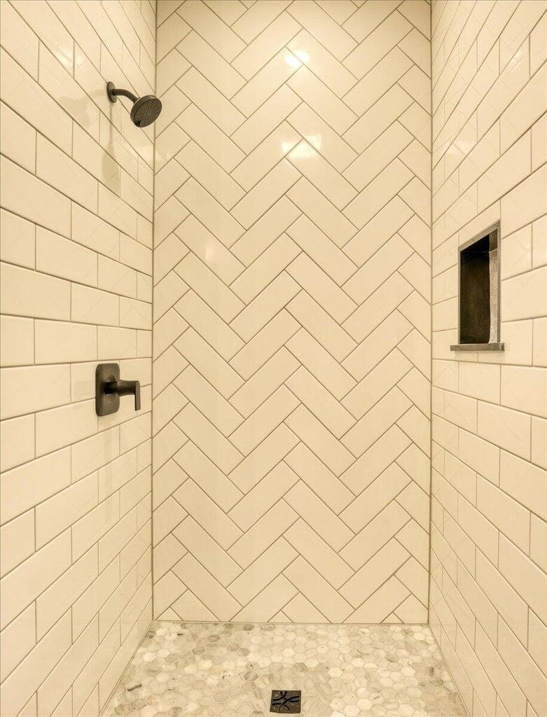 W7674 Castle Mound Road Holmen, WI 54636 - Photo 10 of 35 Shower Example