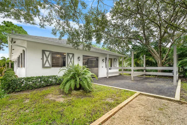 a view of a house with backyard