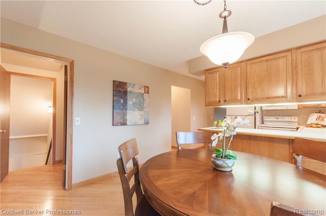 816 Dahlia Lane Rochester, MI 48307 - Photo 12 of 32 Exquisite wood floors