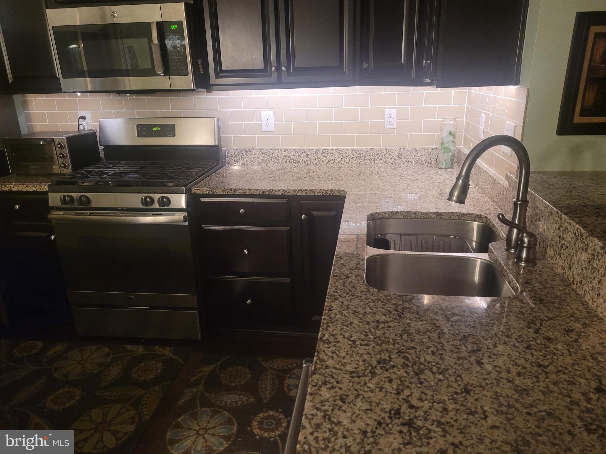 641 Washington Square Spring City, PA 19475 - Photo 14 of 42 LED Under Cabinet Lighting, Accents the Granite