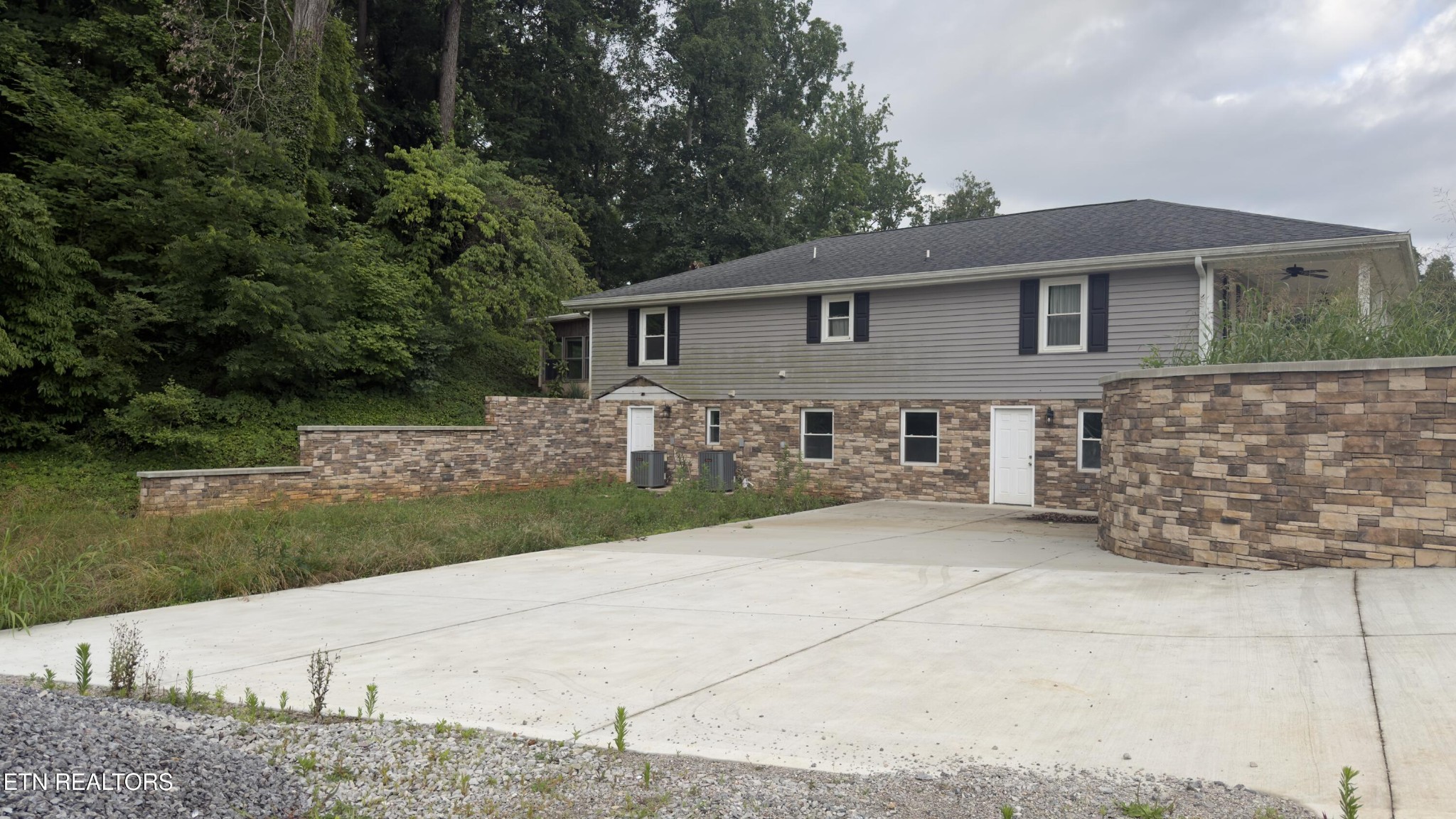 2662 Louisville Road Maryville, TN 37801 - Photo 37 of 60 a front view of a house with yard and garage