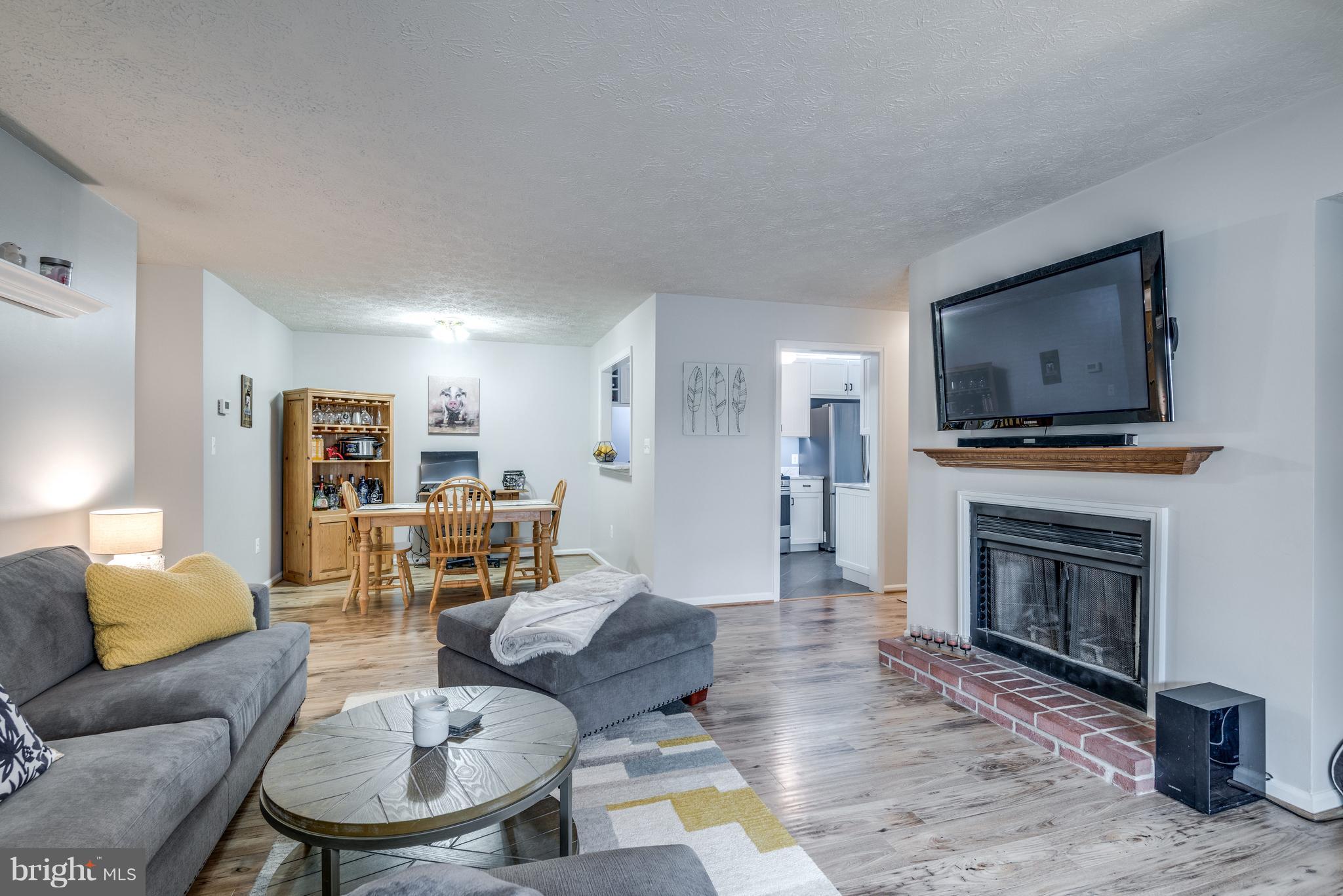 2301 Hunter's Run Drive, Unit 2301 Reston, VA 20191 - Photo 10 of 30 Living Room