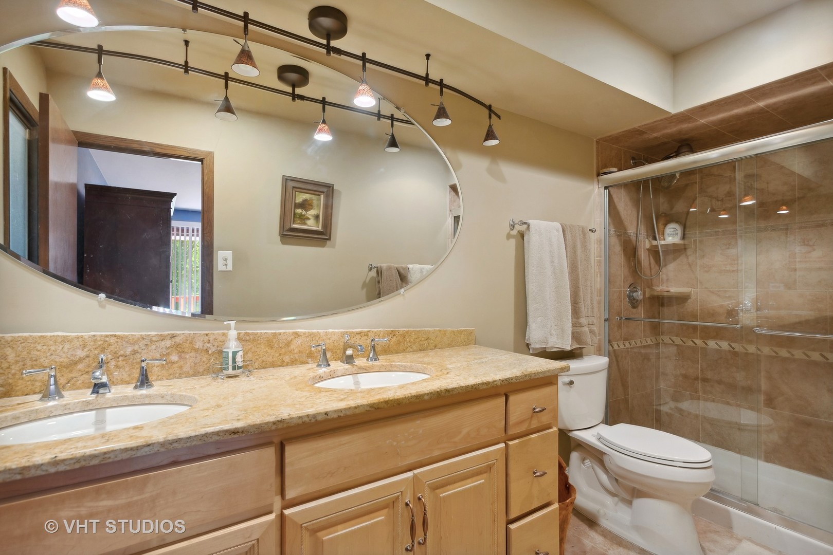13115 Maple Road Mokena, IL 60448 - Photo 13 of 22 a bathroom with a sink a toilet and shower