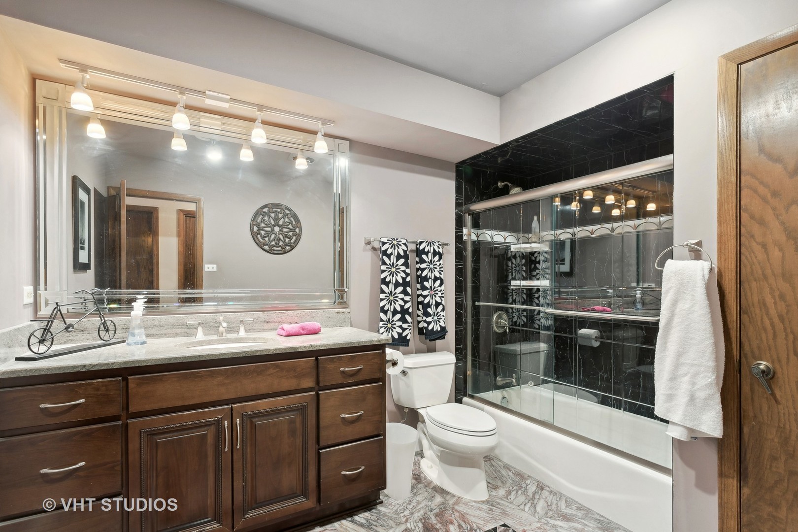 13115 Maple Road Mokena, IL 60448 - Photo 16 of 22 a bathroom with a sink a toilet and shower