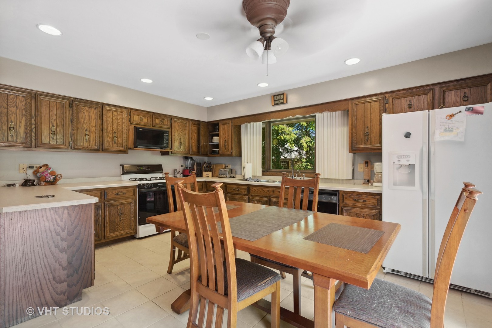 13115 Maple Road Mokena, IL 60448 - Photo 6 of 22 a kitchen with a table chairs refrigerator and microwave
