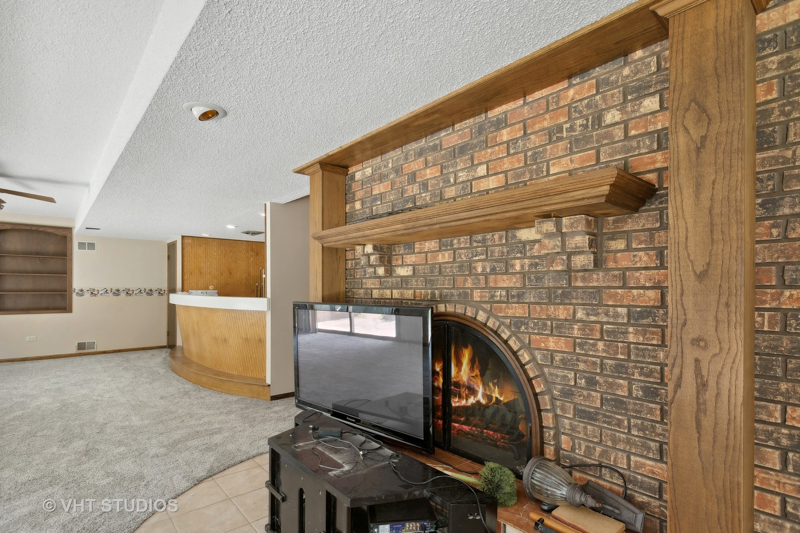 13115 Maple Road Mokena, IL 60448 - Photo 8 of 22 a bathroom with a sink a toilet and shower