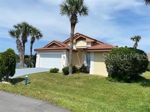 30 San Rafael Court Palm Coast, FL 32137 - Photo 2 of 32 a front view of a house with a garden and plants