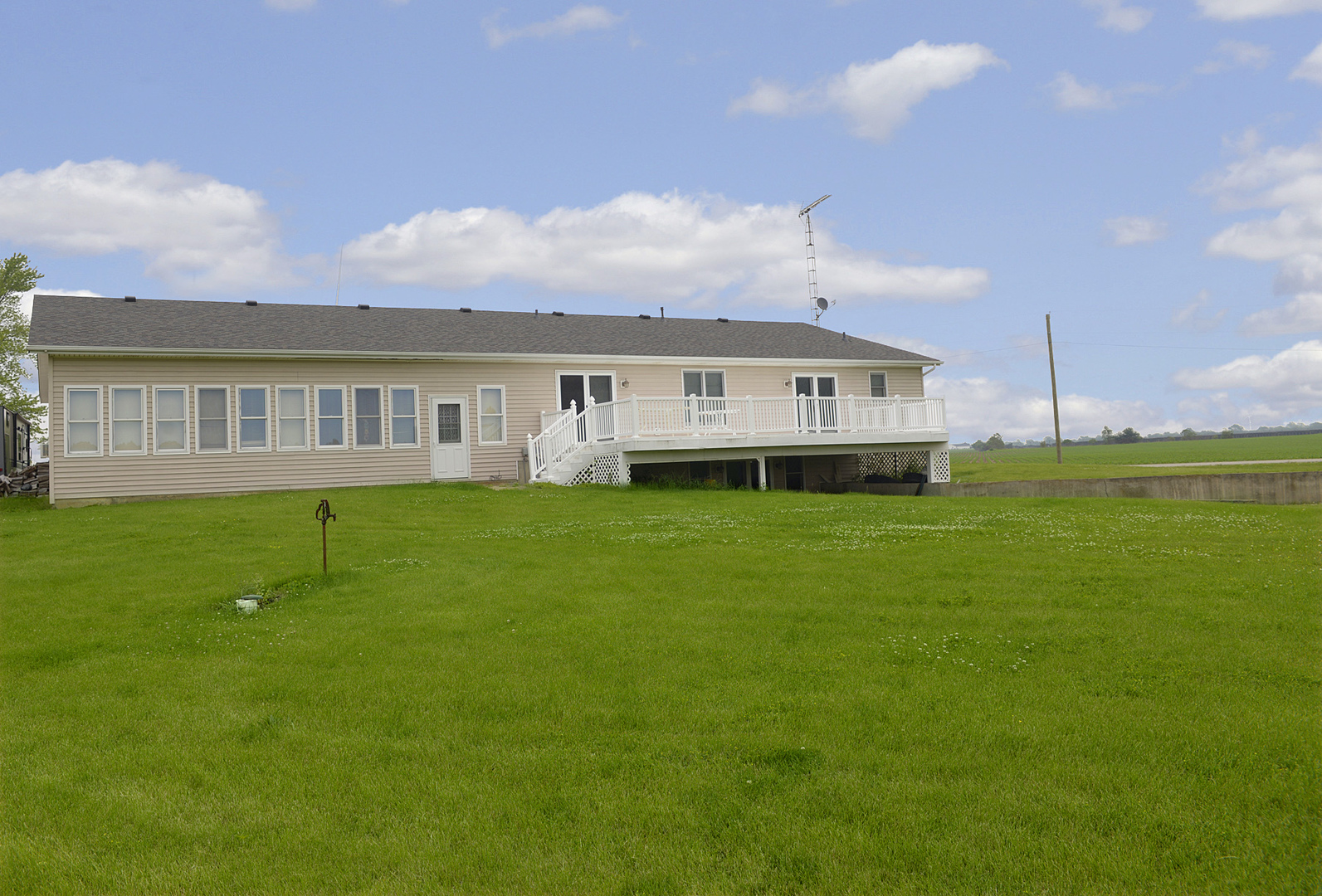 2098 North 15th Road Streator, IL 61364 - Photo 22 of 23 a house view with a garden space