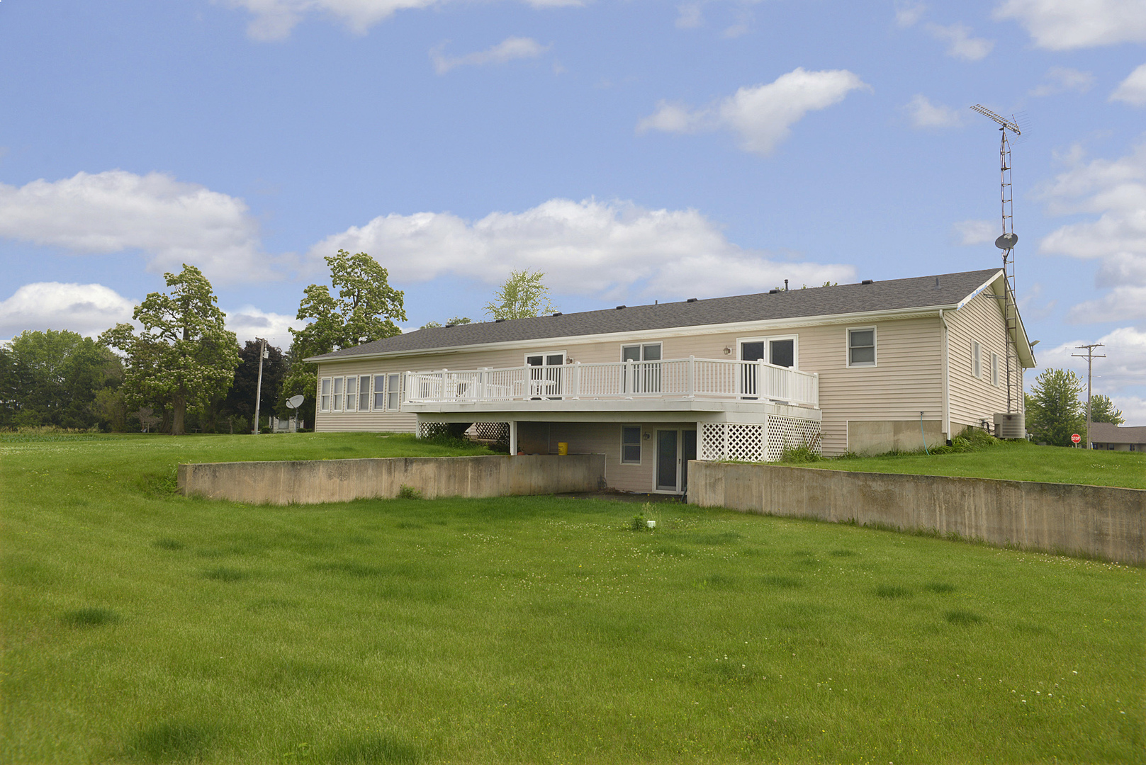 2098 North 15th Road Streator, IL 61364 - Photo 23 of 23 a view of a house with a big yard