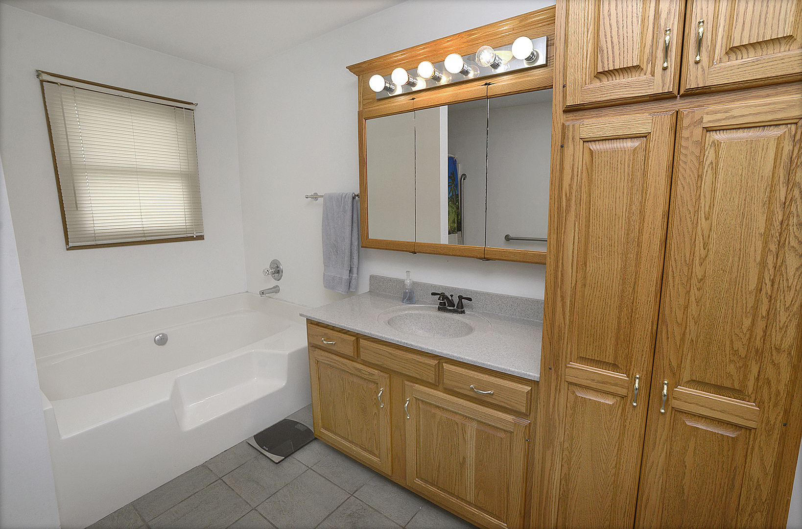 2098 North 15th Road Streator, IL 61364 - Photo 9 of 23 a bathroom with a sink and a bathtub