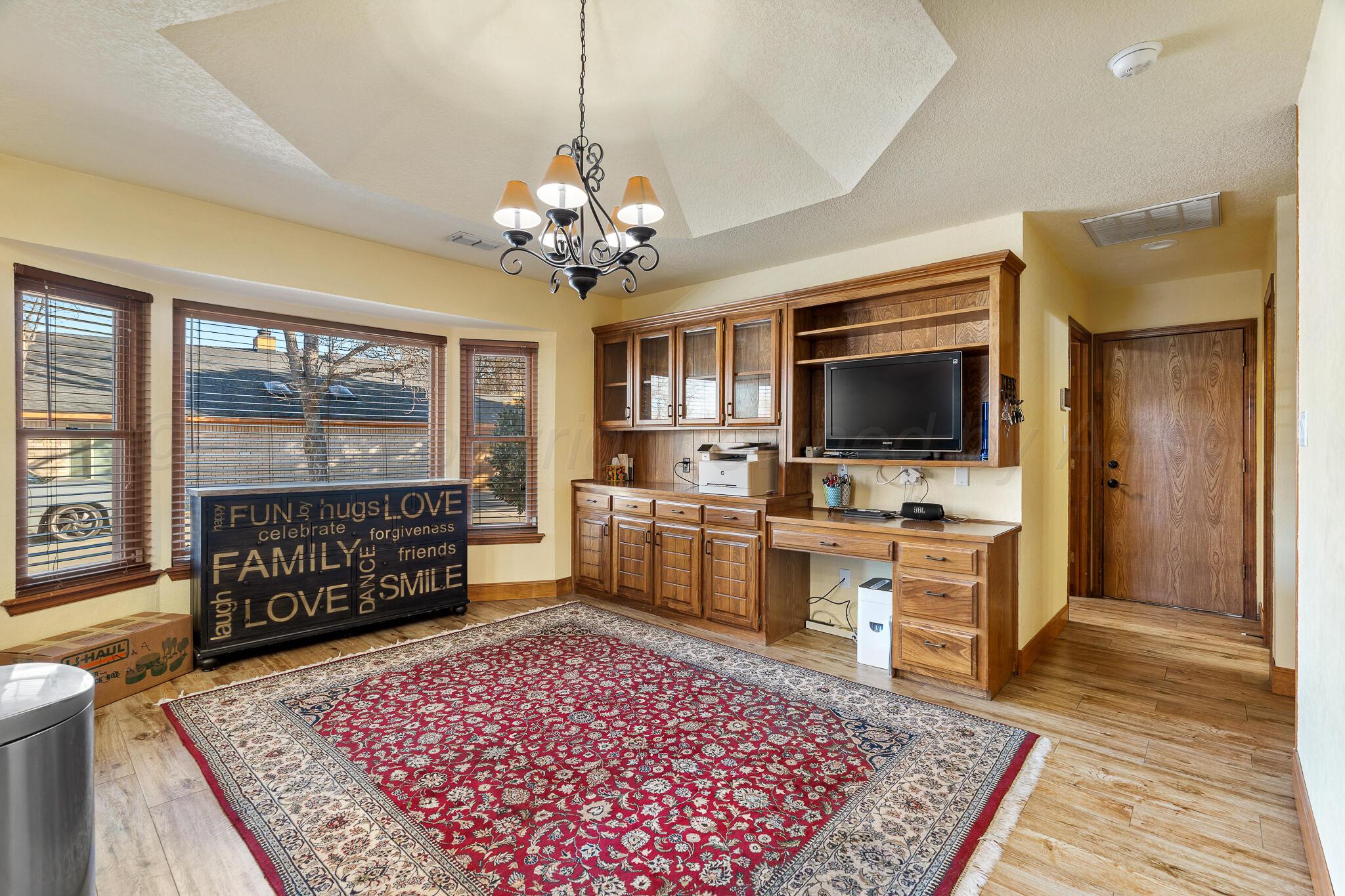 215 Somerset Street Borger, TX 79007 - Photo 7 of 36 Borger -04