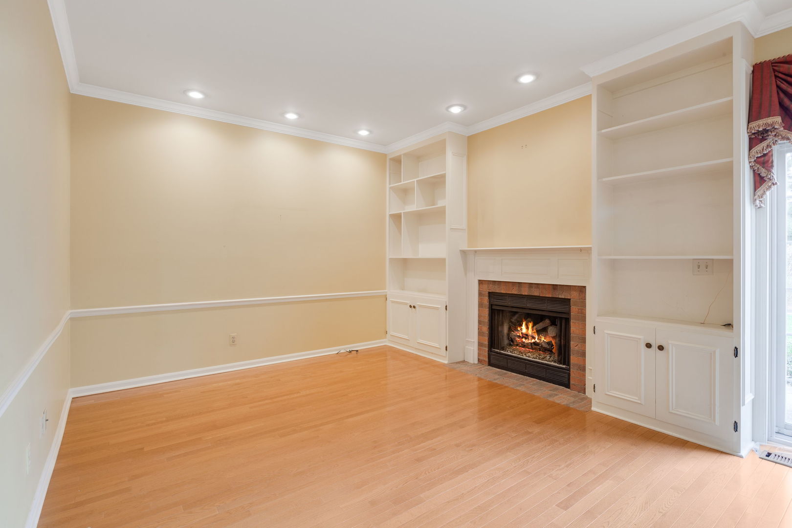 2104 Foxfield Road St. Charles, IL 60174 - Photo 3 of 23