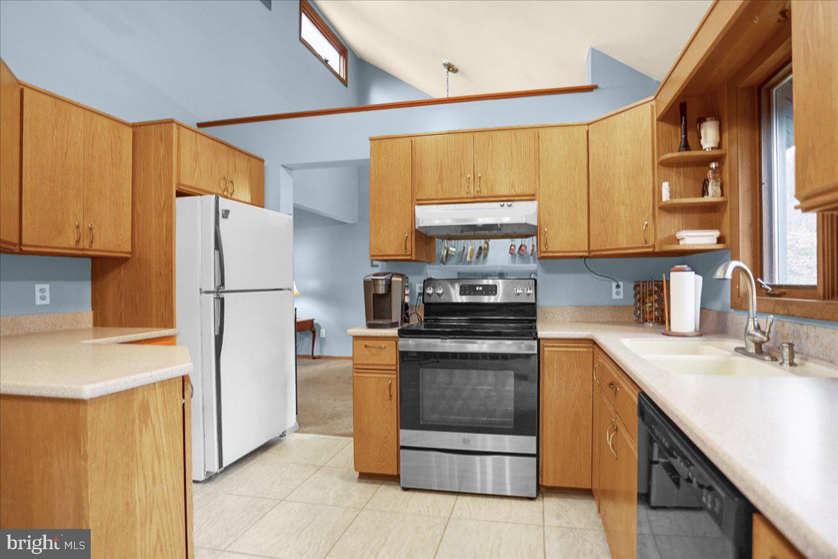 10 Jaindl Road Mertztown, PA 19539 - Photo 10 of 35 Kitchen features breakfast bar