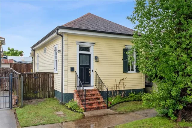 $2,000 | 215 North Scott Street, New Orleans, LA 70119