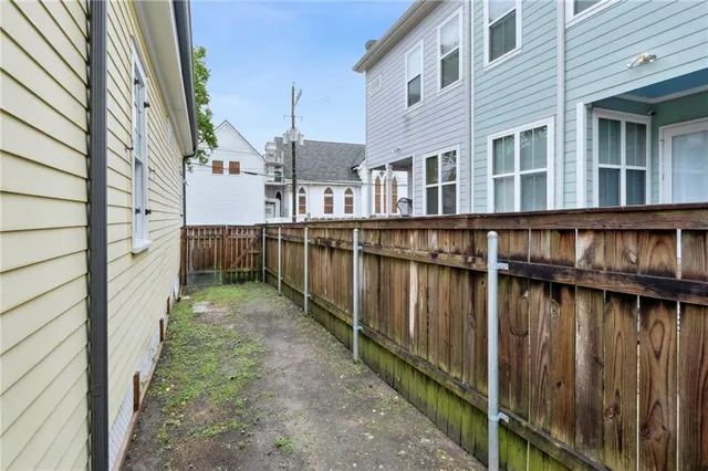 $2,000 | 215 North Scott Street, New Orleans, LA 70119