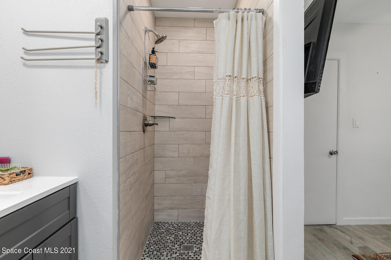 865 Osage Avenue Melbourne, FL 32935 - Photo 13 of 38 a bathroom with a shower