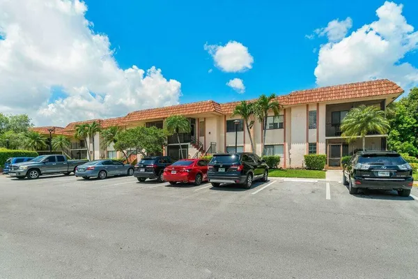 $2,390 | 341 Lakeview Drive, Unit 203, Weston, FL 33326