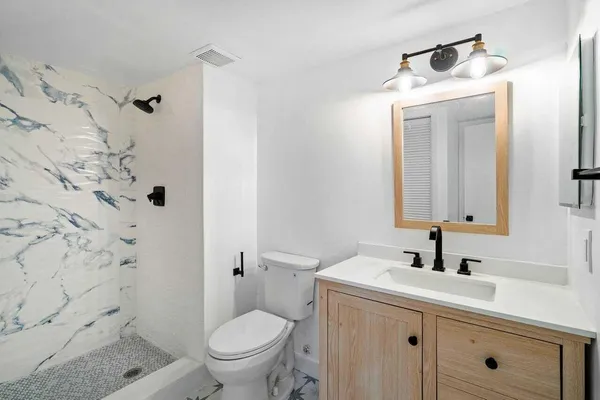 $2,390 | 341 Lakeview Drive, Unit 203, Weston, FL 33326