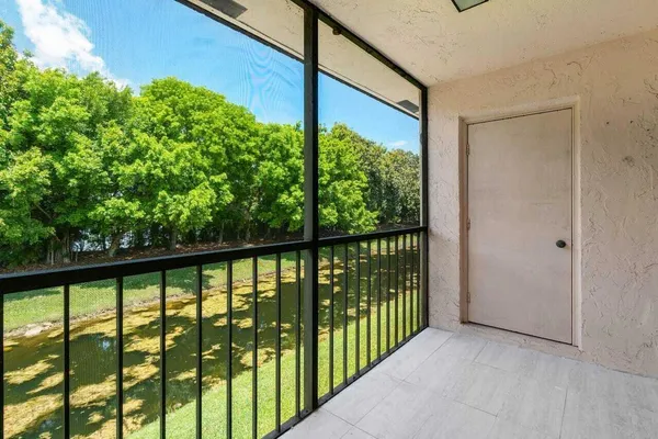 $2,390 | 341 Lakeview Drive, Unit 203, Weston, FL 33326