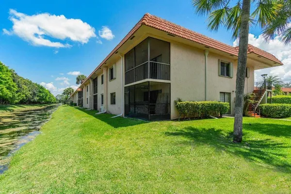 $2,390 | 341 Lakeview Drive, Unit 203, Weston, FL 33326