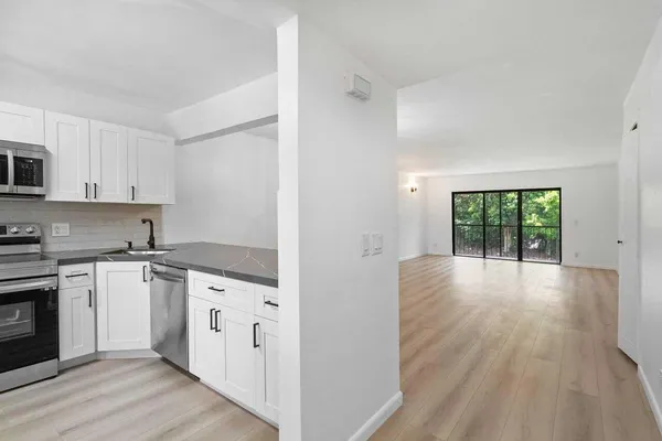 $2,390 | 341 Lakeview Drive, Unit 203, Weston, FL 33326