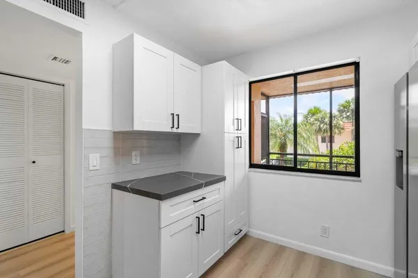 $2,390 | 341 Lakeview Drive, Unit 203, Weston, FL 33326