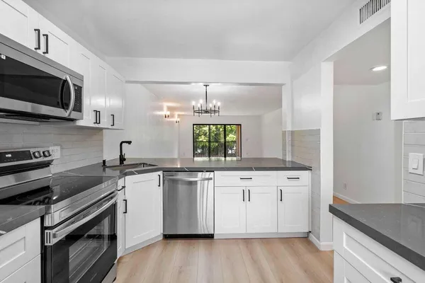 $2,390 | 341 Lakeview Drive, Unit 203, Weston, FL 33326