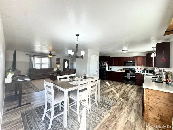 $379,900 | 54291 Johnny Trail, Hannibal, MO 63401