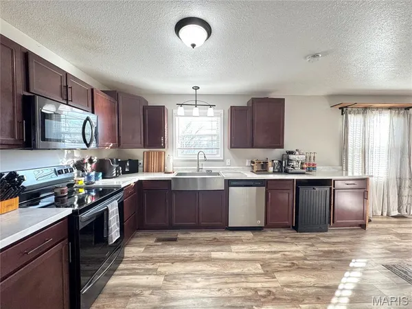 $379,900 | 54291 Johnny Trail, Hannibal, MO 63401