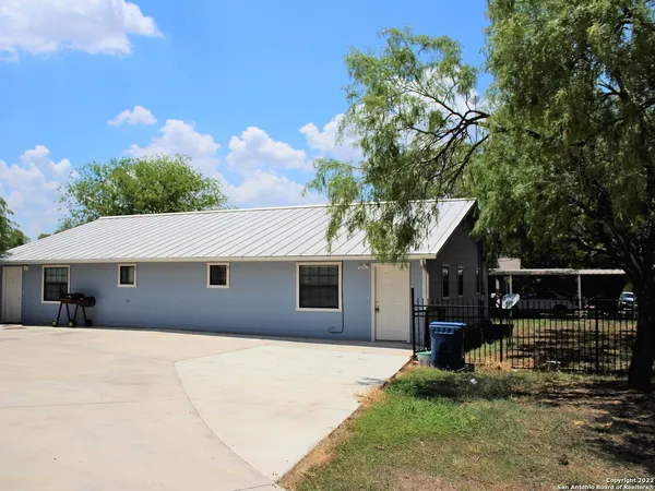 $1,200 | 1409 South 4th Street, Unit 2, Floresville, TX 78114