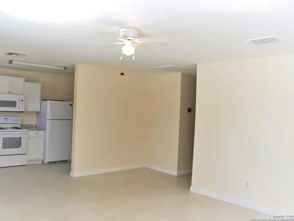$1,200 | 1409 South 4th Street, Unit 2, Floresville, TX 78114