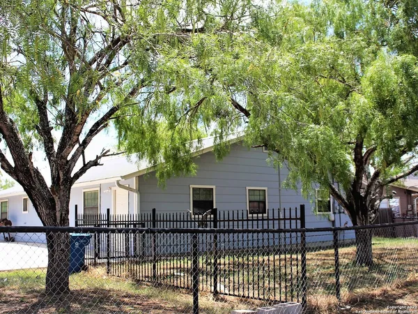 $1,200 | 1409 South 4th Street, Unit 2, Floresville, TX 78114