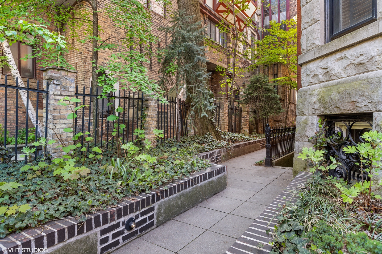 159 West Burton Place, Unit G Chicago, IL 60610 - Photo 2 of 37