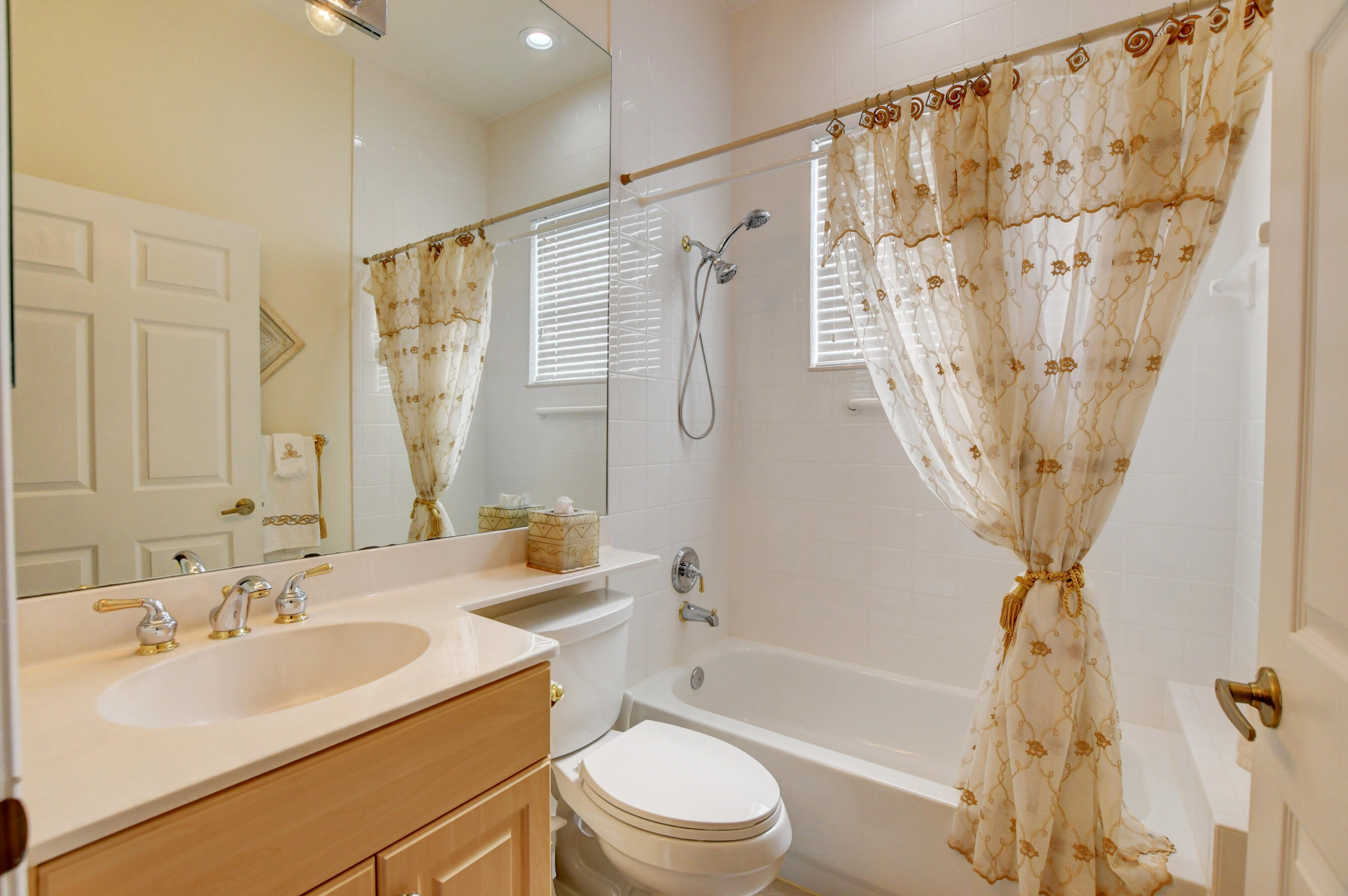 7097 Haviland Circle Boynton Beach, FL 33437 - Photo 21 of 72 a bathroom with a sink a toilet and a bathtub