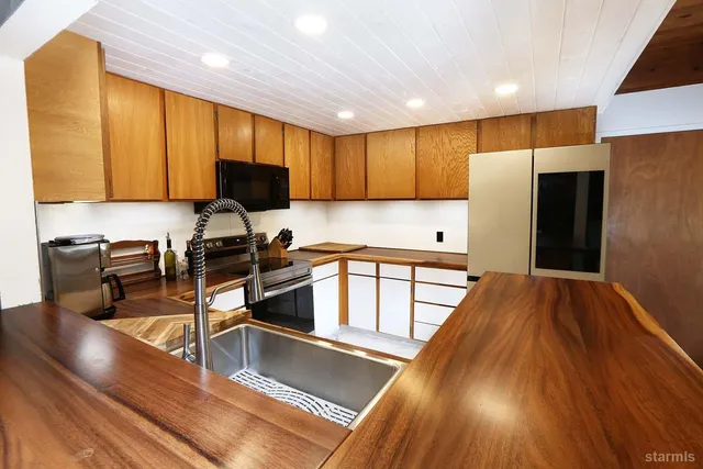 $824,000 | 1442 Vanderhoof Drive, South Lake Tahoe, CA 96150