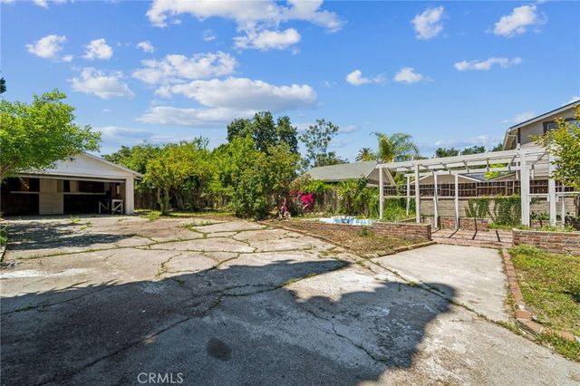 a view of a house with entertaining space and a street view