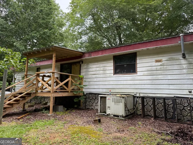 a view of a house with backyard