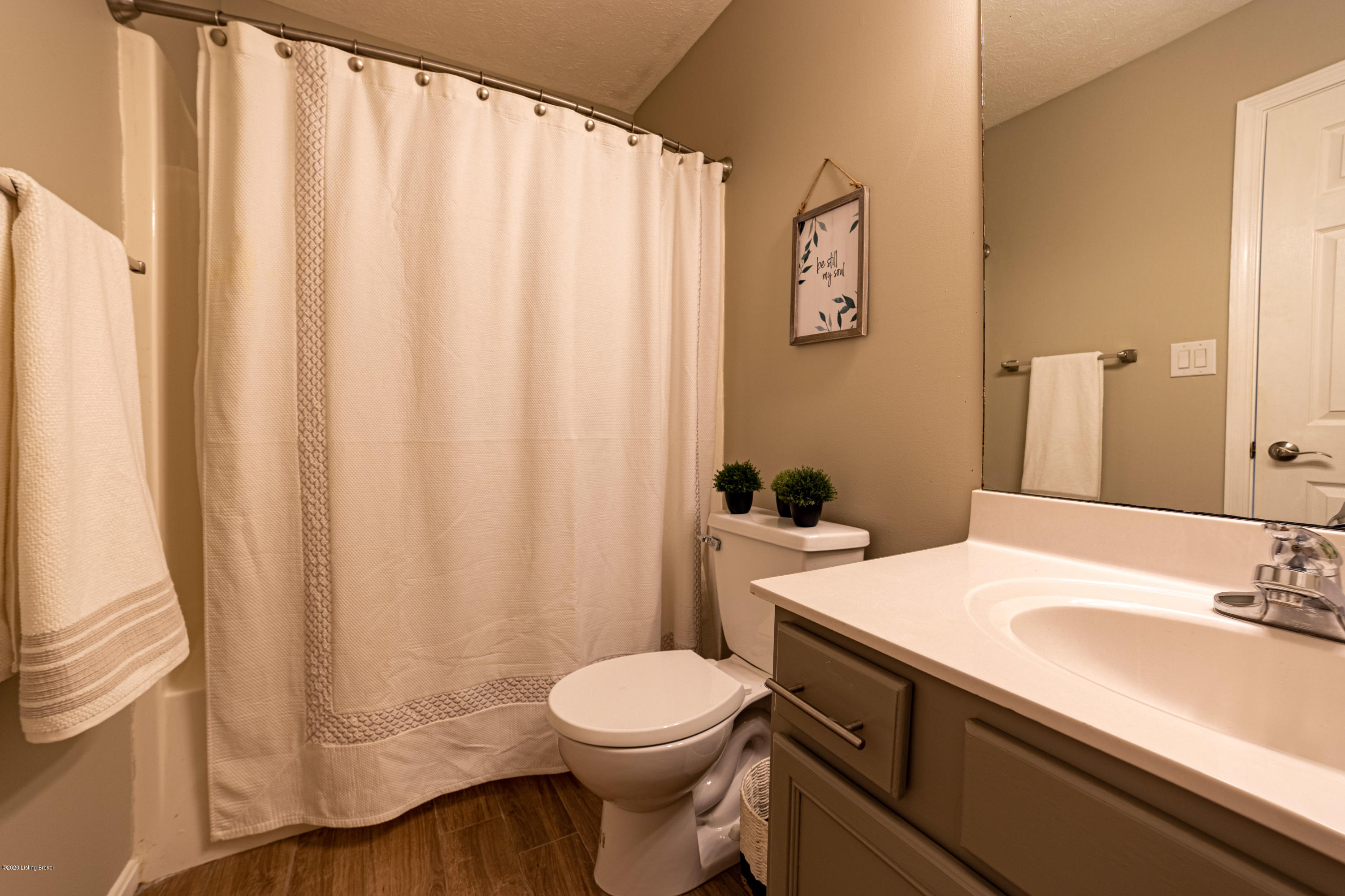 7224 Quindero Run Road Louisville, KY 40228 - Photo 22 of 34 Tub-Shower Combo