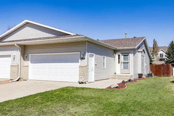 $285,000 | 1614 Suntree Drive, West Fargo, ND 58078