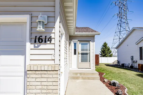 $285,000 | 1614 Suntree Drive, West Fargo, ND 58078