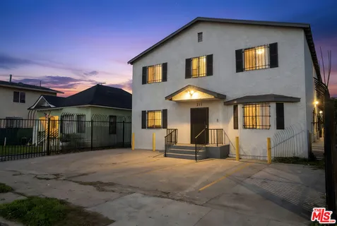$1,495,000 | 211 East 55th Street, Los Angeles, CA 90011