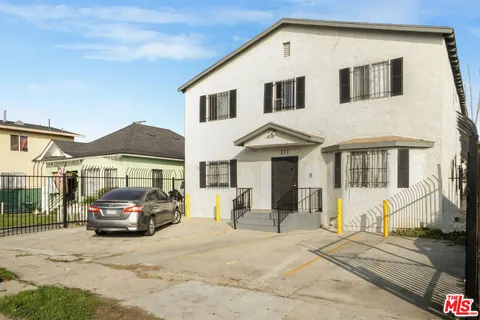 $1,495,000 | 211 East 55th Street, Los Angeles, CA 90011